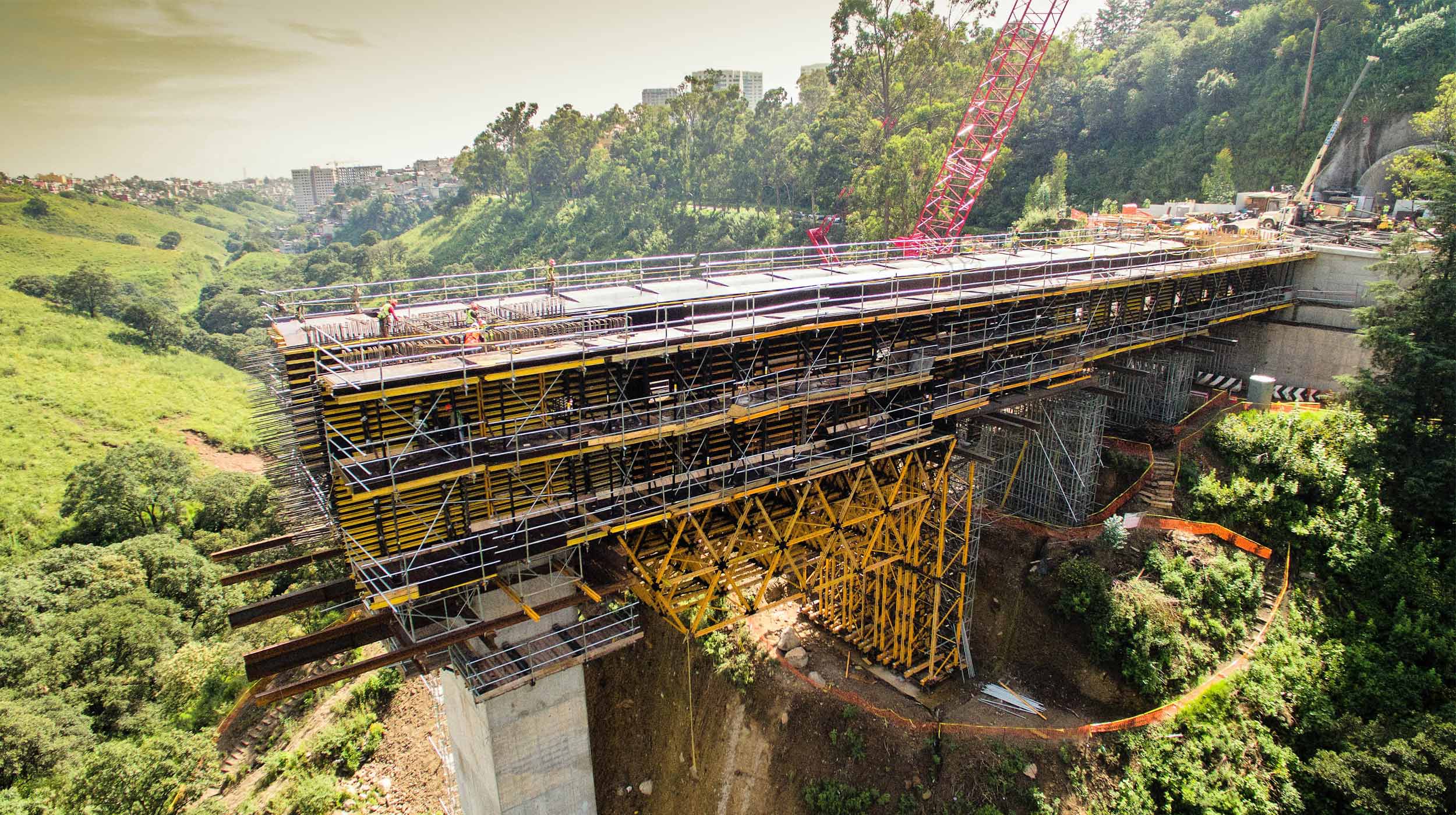 Moldajes para la construcción de puentes. Moldaje para tableros de puente, carros de avance, autocimbra, cerchas y consolas de gran carga.