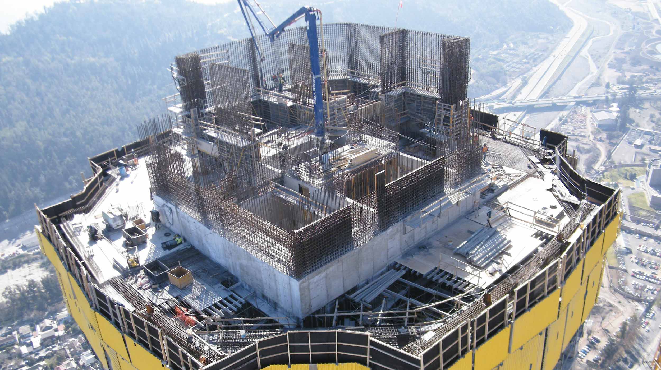 Consta de un conjunto de cuatro edificios ubicados en el centro de negocios más importante de la capital de Chile.