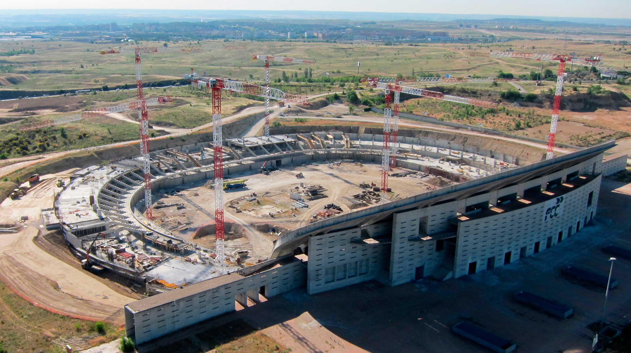 Tras la remodelación, el estadio Wanda Metropolitano tiene una capacidad para 68.000 personas y ha sido construido en forma elíptica con ejes de 300 y 255 m.