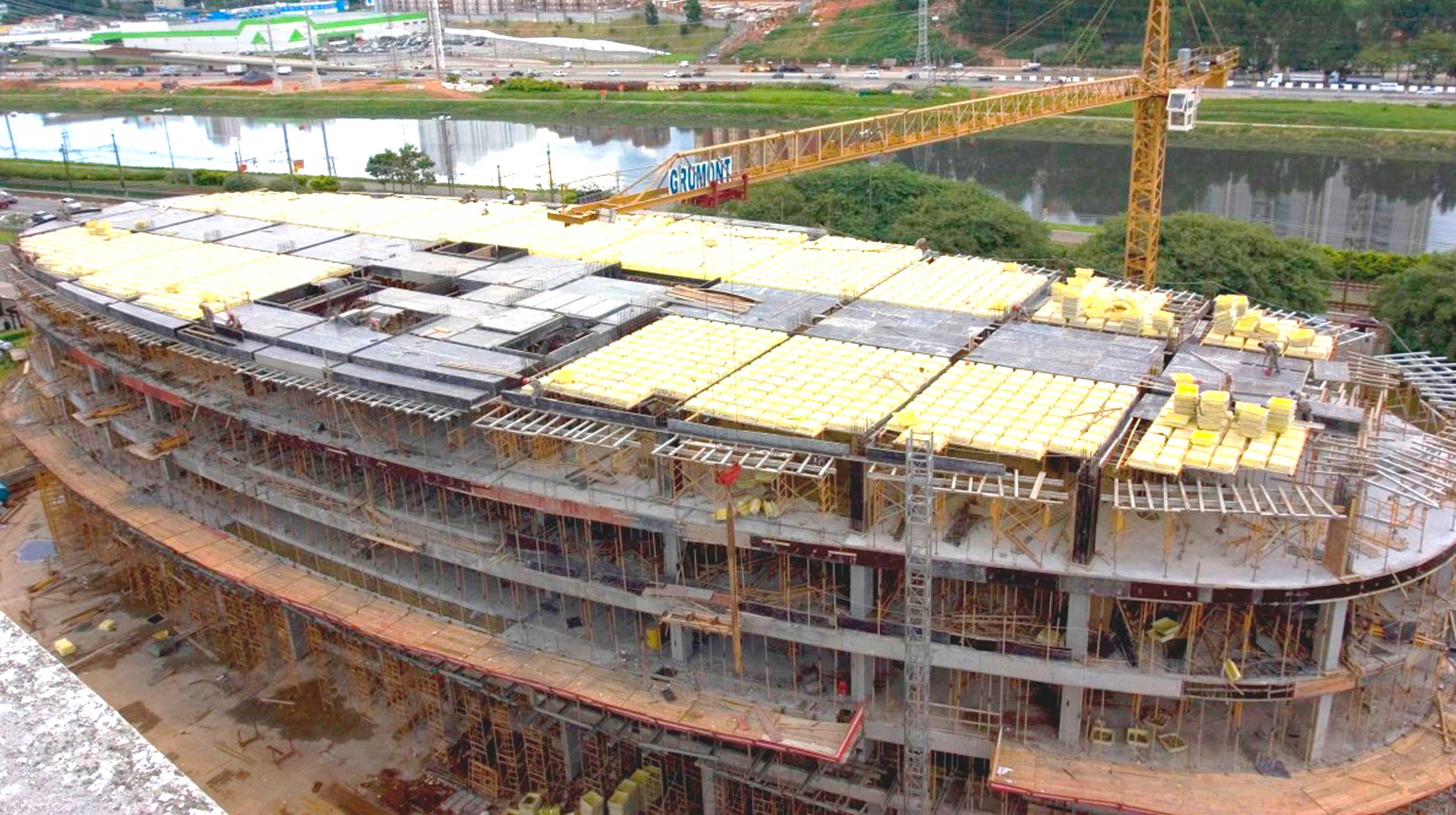 Rodeado por rascacielos, emerge el nuevo edificio Landmark con un concepto diferente en el que domina la horizontalidad frente a las alturas de los edificios de su entorno.