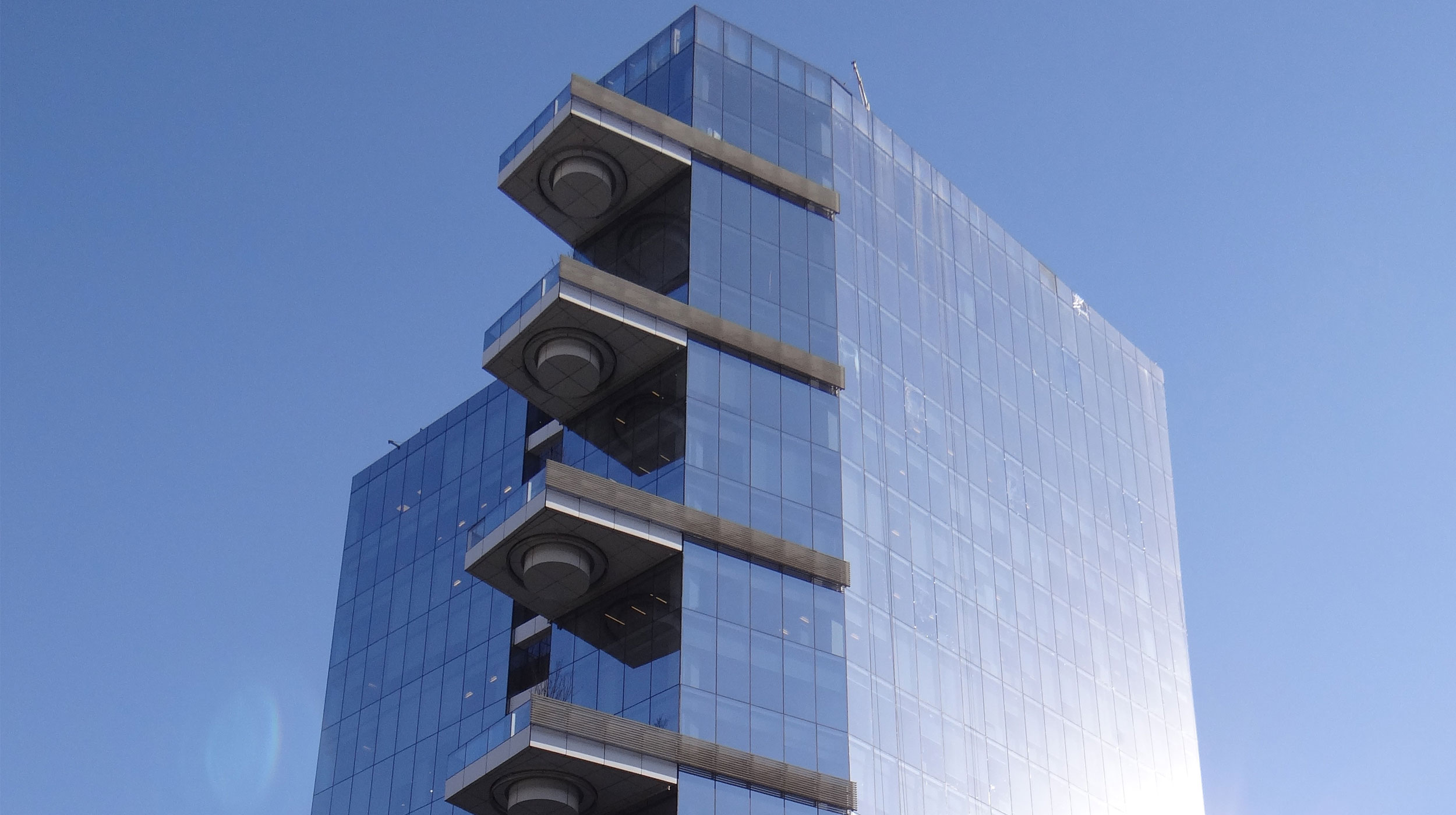 Edificio de oficinas clase A+ ubicado en el sector financiero, de negocios y gastronómico más importante de Santiago en el sector El Golf.