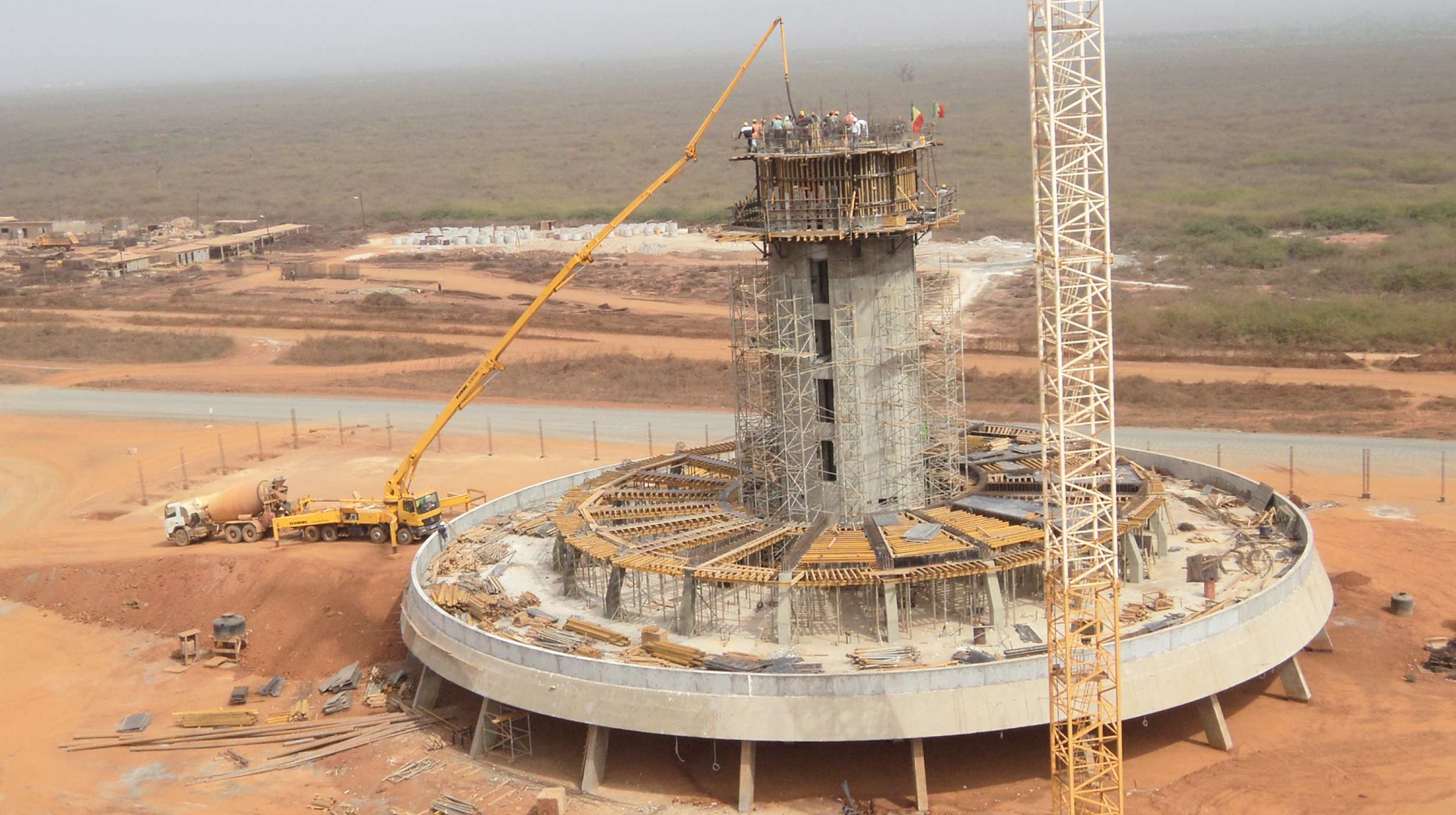 También presente en esta parte del mundo, ULMA acometió la construcción de la torre de control del Aeropuerto Internacional de Dakar, de 49,74 m de altura