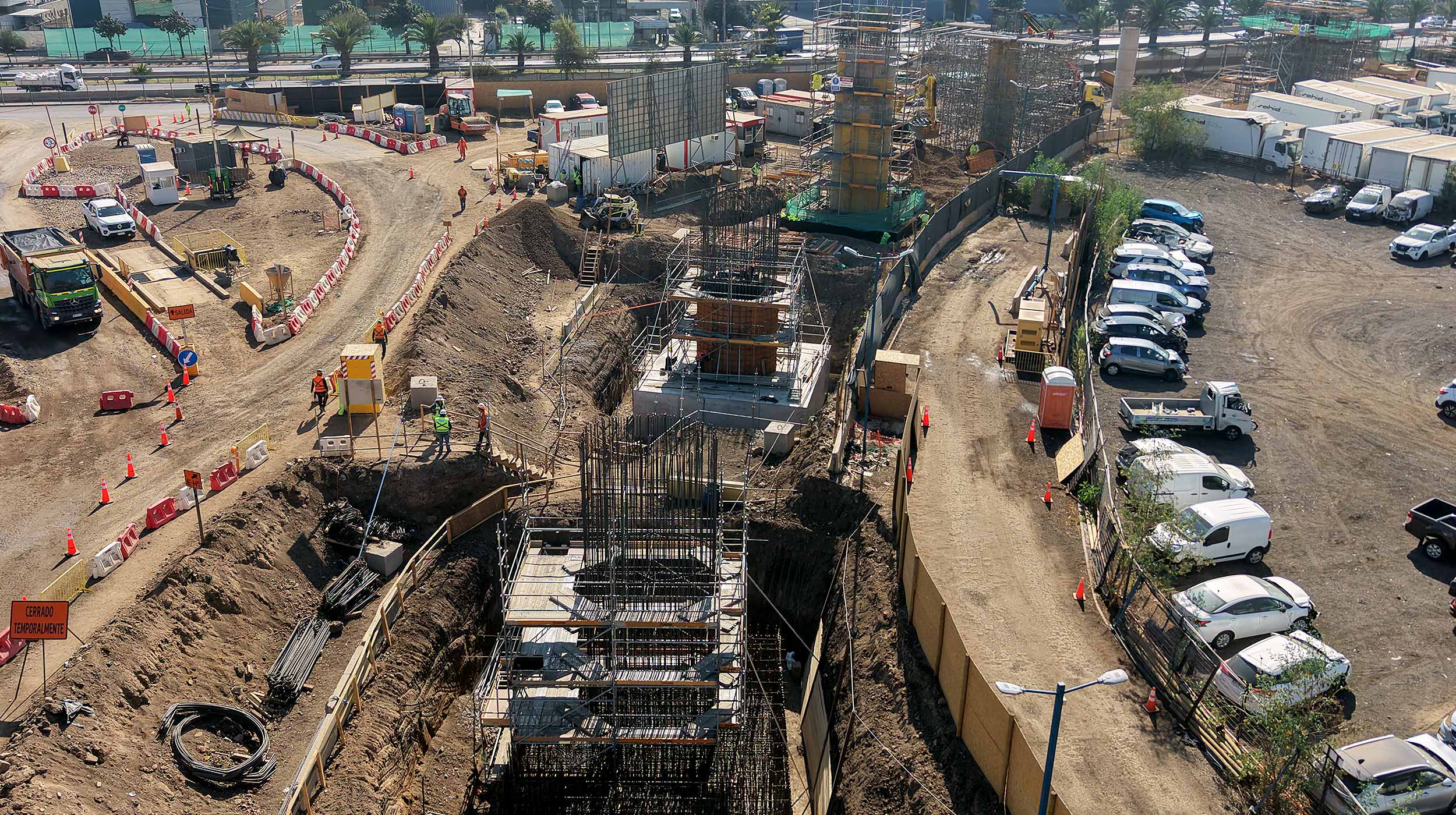 El proyecto de conexión vial entre Renca y Quilicura, en Santiago de Chile, tiene como objetivo mejorar la conectividad entre ambas comunas con la prolongación del eje General Velásquez (Autopista Central) hasta Américo Vespucio.
