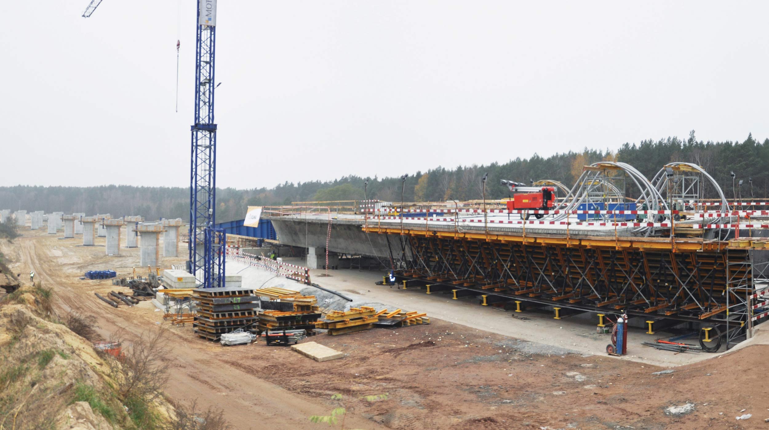 Forma parte de la Autopista S3, que unirá el mar Báltico con la República Checa.