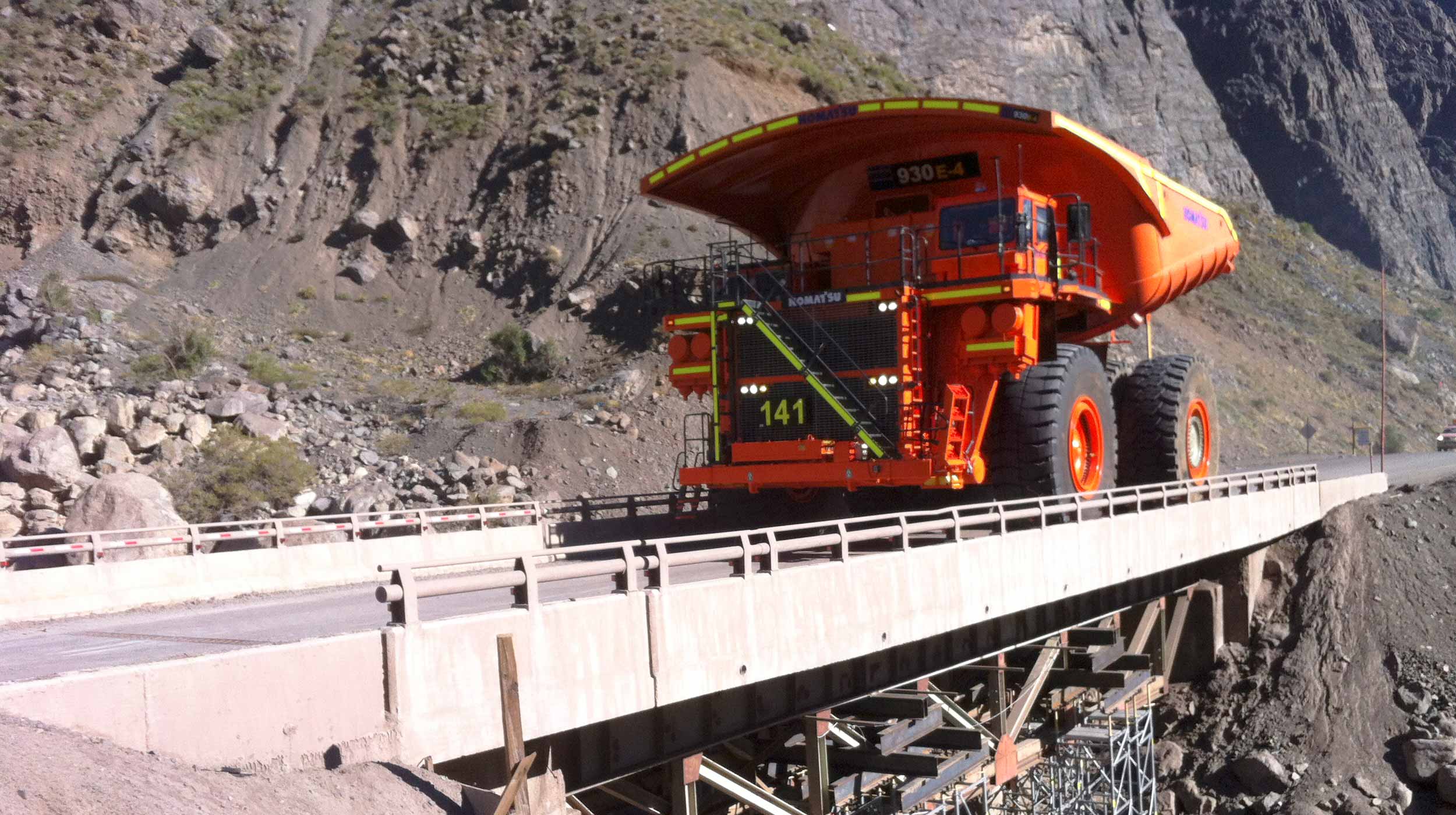Apuntalamiento de puente para paso de camiones mineros.