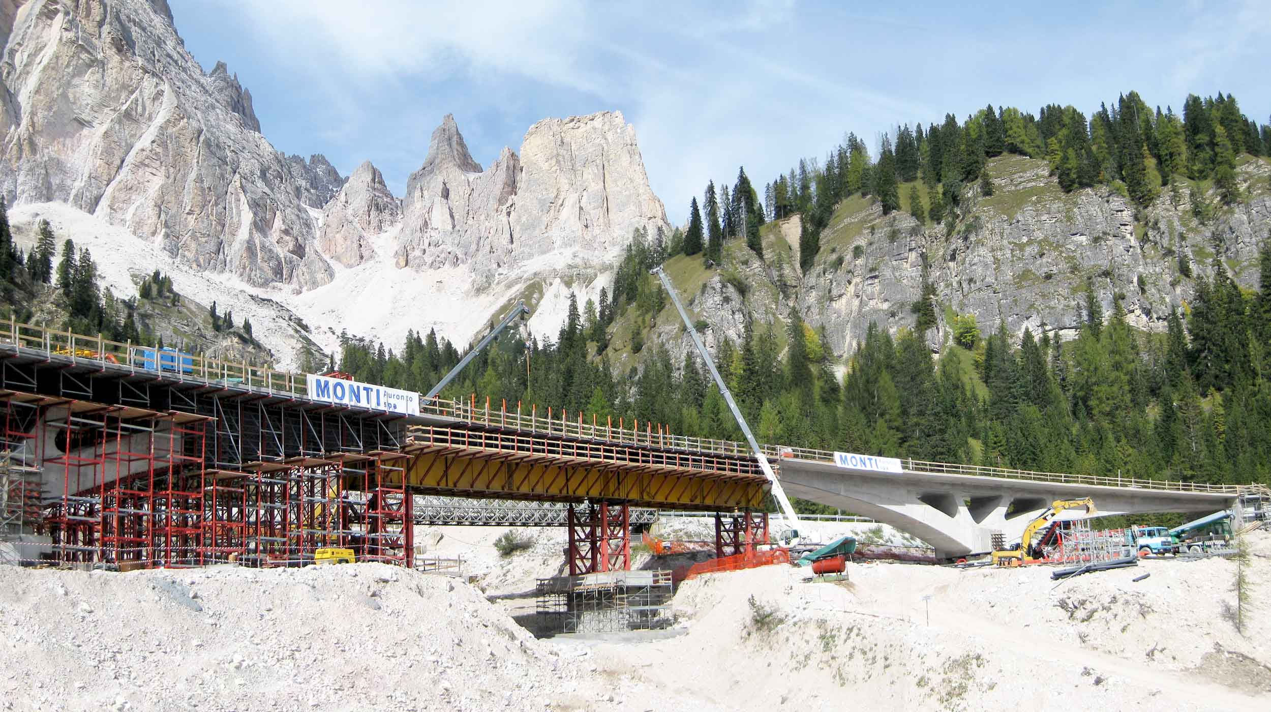 Este puente, ubicado al norte de Italia, cuenta con 3 vanos,  sección variable y fue hormigonado in situ.