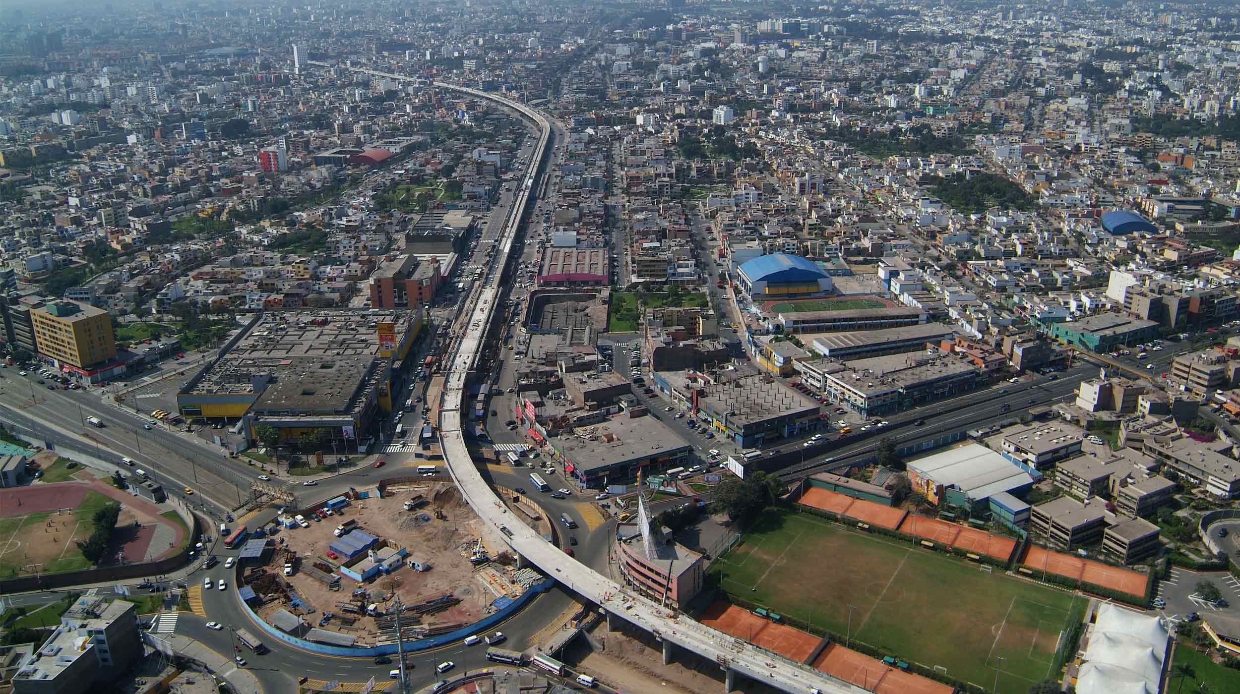 Ubicado en Ciudad de Lima, este proyecto emblemático consiste en la construcción de un viaducto elevado de 12,5 km y 8 estaciones.