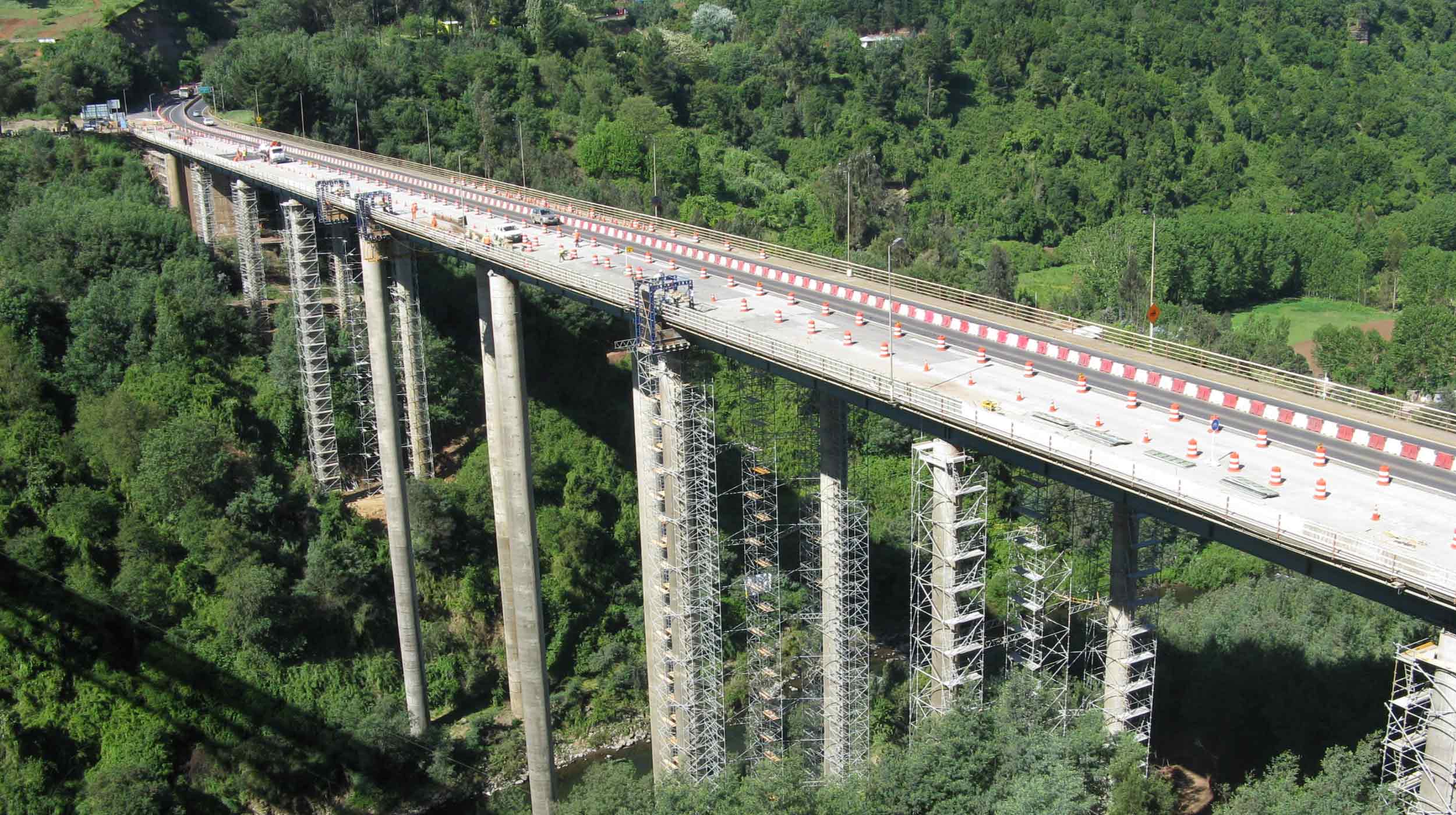 Se trata de un extenso puente carretero que atraviesa el río Malleco y que fue construido entre 1968 y 1973 para mejorar las comunicaciones viales del país.