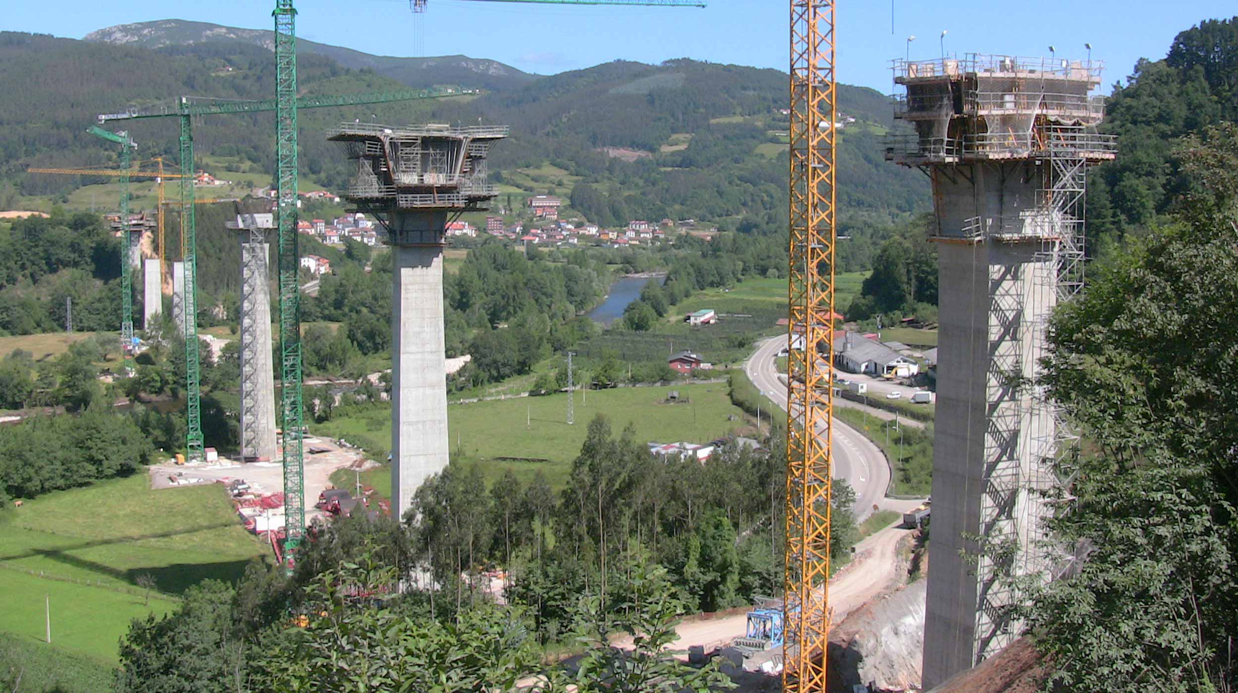 Enmarcado dentro de la Autovía de la Espina A-63 en Asturias, este viaducto constituye su principal infraestructura. Sus 900 m de longitud y voladizos entre pilas de 160 m, le convertirán en el puente con más voladizos sucesivos de España.