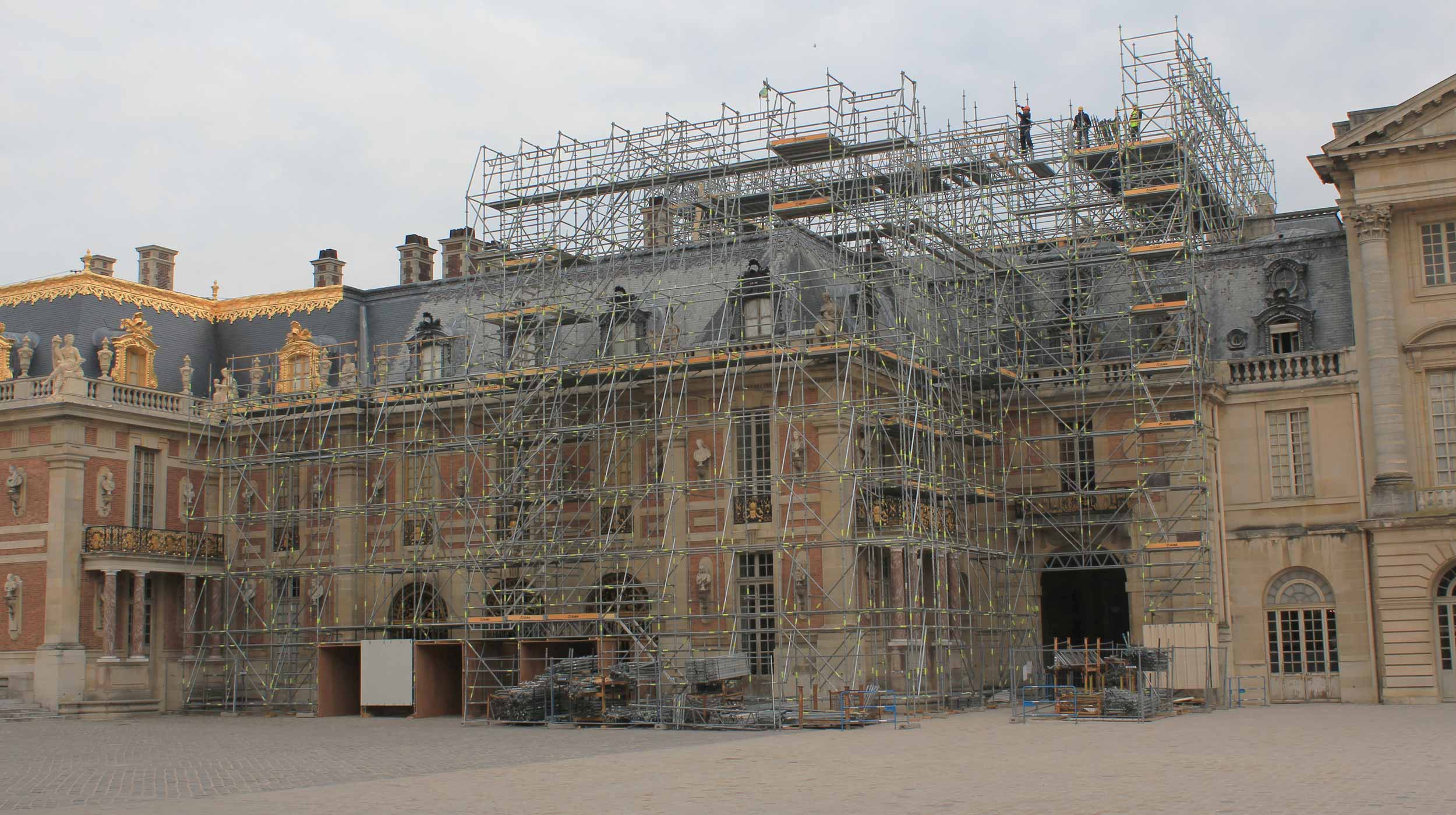 Residencia de la monarquía francesa y Patrimonio de la Humanidad por la UNESCO, su restauración implicó numerosos trabajos realizados desde el andamio.