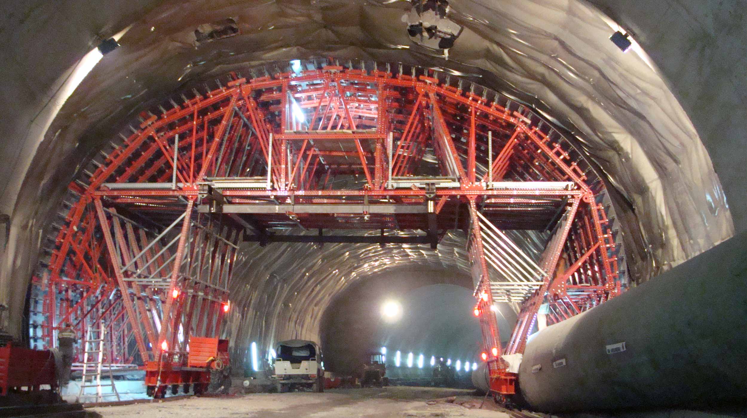 La ejecución de este túnel, sobre todo por su anchura, ha supuesto un gran avance en la circulación del tráfico en la zona de Pesaro.