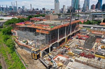 Infraestructura de estacionamiento en altura en Long Island City, Nueva York, EE. UU.