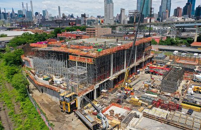 Infraestructura de estacionamiento en altura en Long Island City, Nueva York, EE. UU.