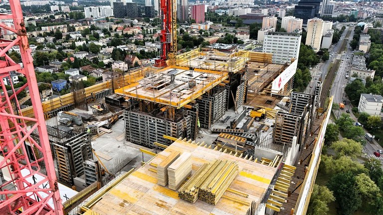 Construcción en altura en Katowice: tecnología de moldaje en rascacielos