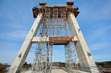 Ingeniería de moldaje y apeo para el nuevo puente sobre el río Narew