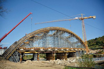 Puente en arco sobre el río Stradomka