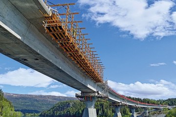 Puente Valryggen en Noruega: solución para el hormigonado eficiente de parapetos