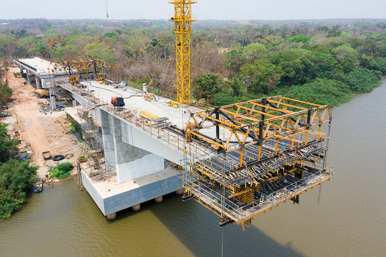 Solución a 240 metros de vano con el sistema de voladizos sucesivos