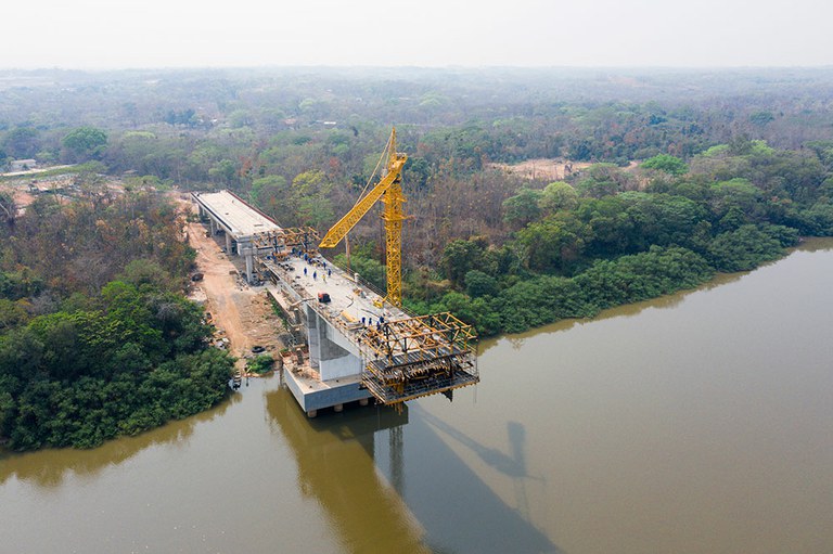 Solución a 240 metros de vano con el sistema de voladizos sucesivos