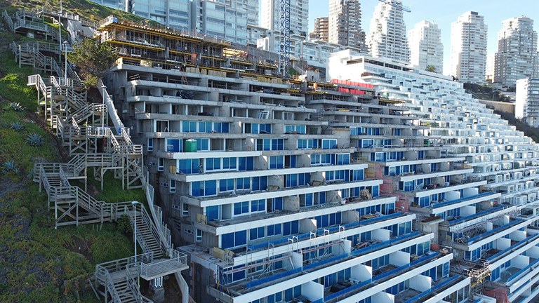 Soluciones especiales de encofrado, cimbra y andamio en la edificación de playa Cochoa