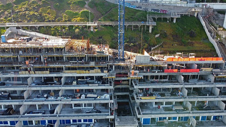 Soluciones especiales de encofrado, cimbra y andamio en la edificación de playa Cochoa