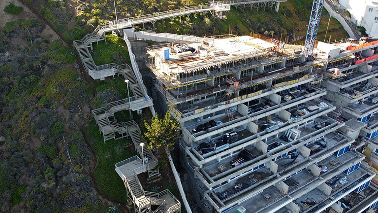 Soluciones especiales de encofrado, cimbra y andamio en la edificación de playa Cochoa