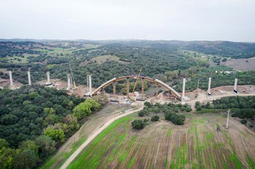 Viaducto de 800 metros de longitud, apoyado en 19 pilares y un arco