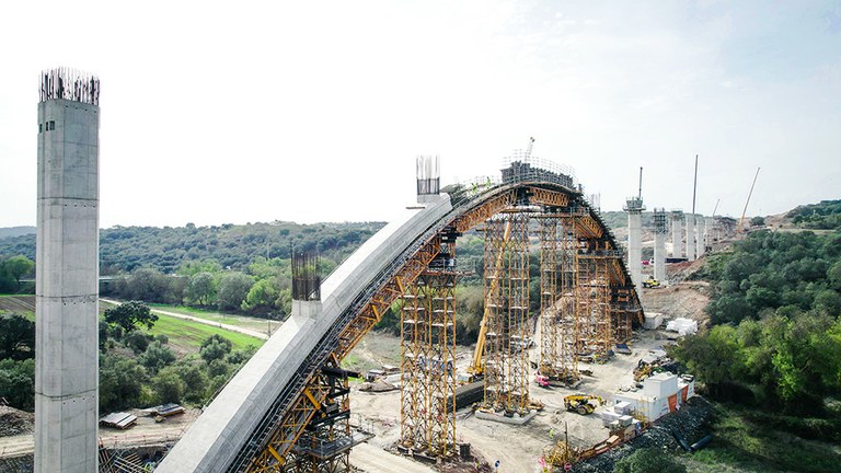 Viaducto de 800 metros de longitud, apoyado en 19 pilares y un arco
